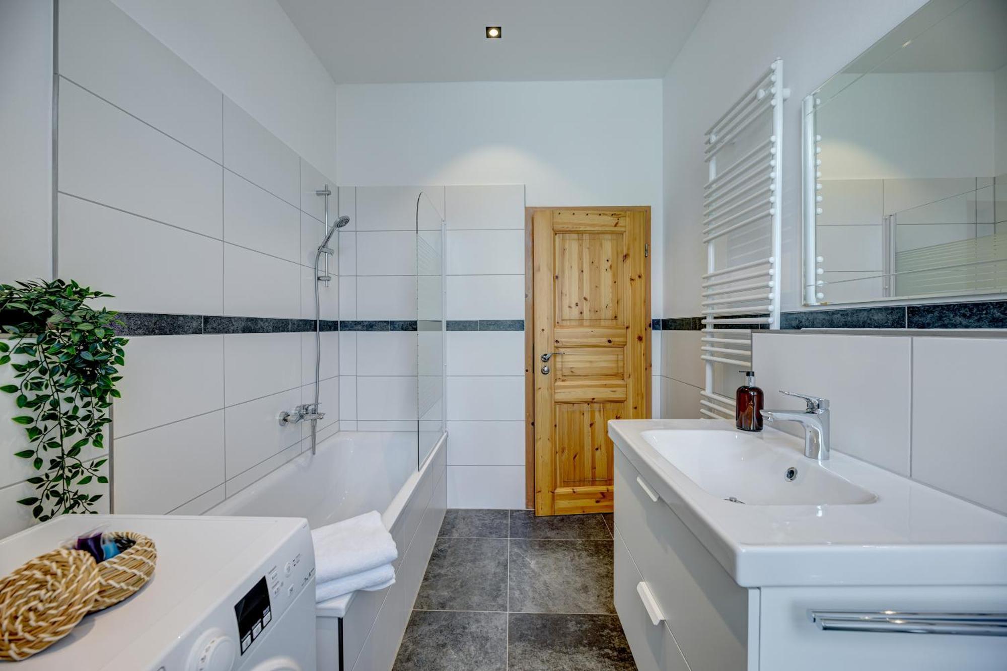 Kaza Guesthouse, Centrally Located 2 & 3 Bedroom Apartments In Аугсбург Екстер'єр фото